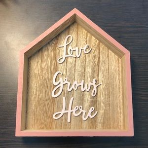 Love Grows Here Wall Decoration